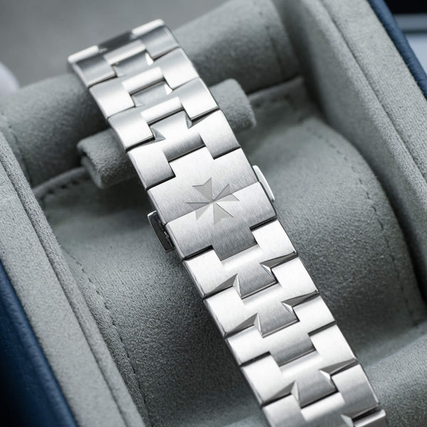 Vacheron Constantin Overseas Moonphase Retrograde 4000V Blue Dial strap and buckle detail