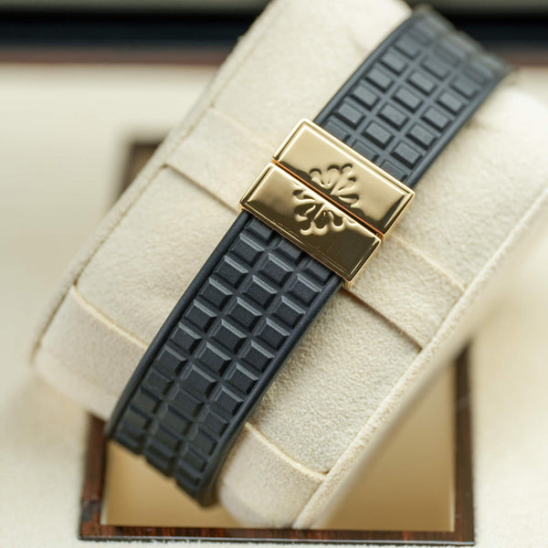Patek Philippe Aquanaut 5066J Yellow Gold Black Dial strap and buckle detail