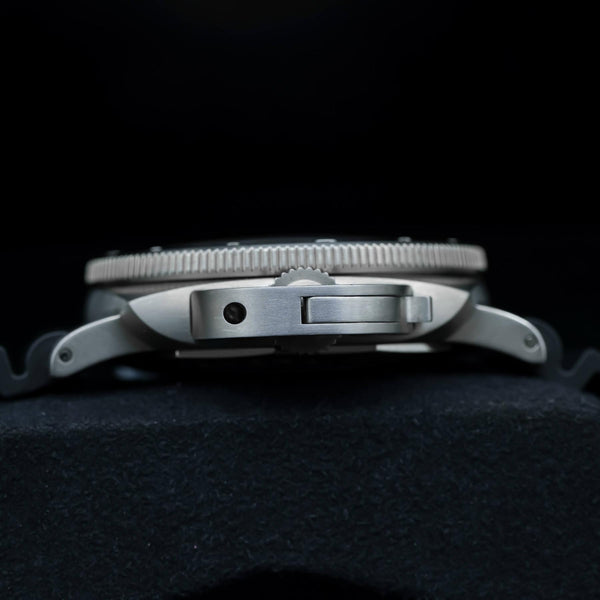 Opposite side view of Panerai Luminor Submersible PAM01305 case