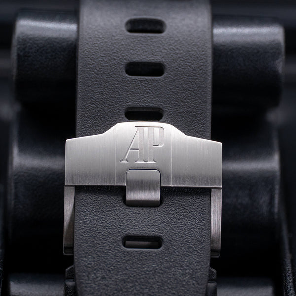 Audemars Piguet Royal Oak Offshore Diver 15710ST strap and buckle detail