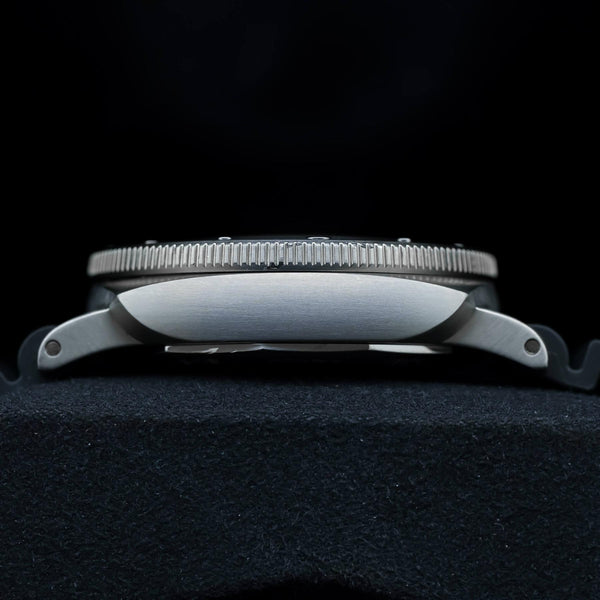 Side profile of Panerai Luminor Submersible PAM01305 case