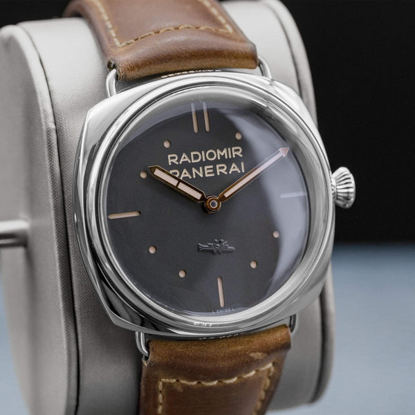 Angled view with reflection of Panerai Radiomir 3 Days 47mm PAM00425