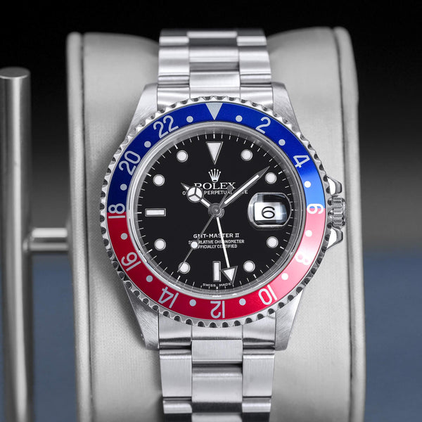 Central view of Rolex GMT Master II 16710 “Pepsi”