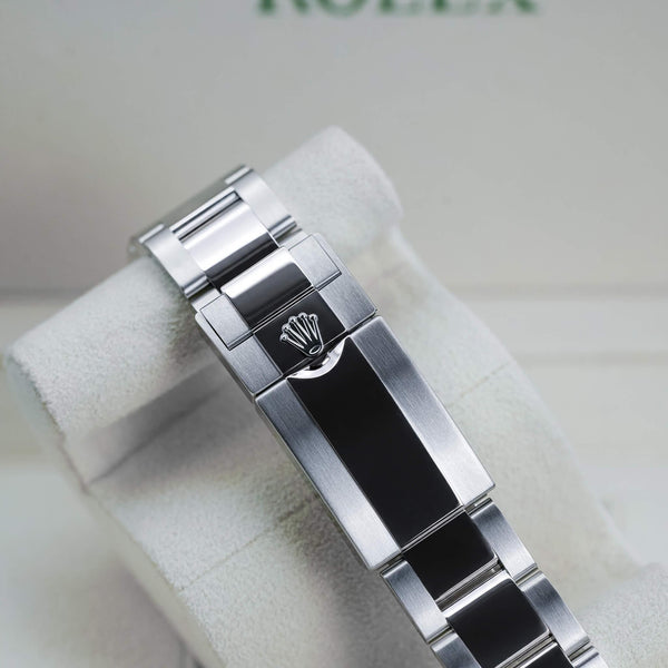 Rolex GMT-Master II 116710LN Green Arrow strap and buckle detail
