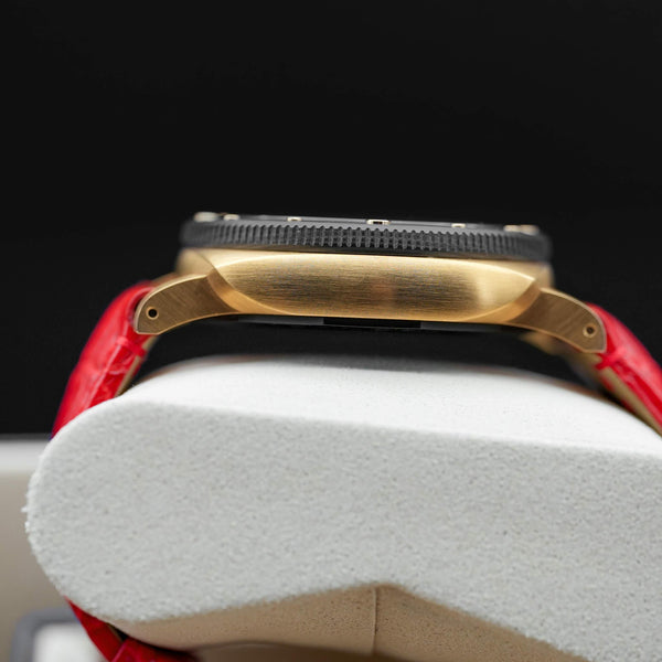 Side profile of Panerai Submersible QuarantaQuattro Goldtech Orocarbo PAM02070