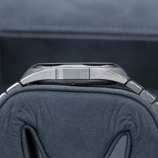 Side profile of Romain Gauthier C Salmon Dial MON00581 case