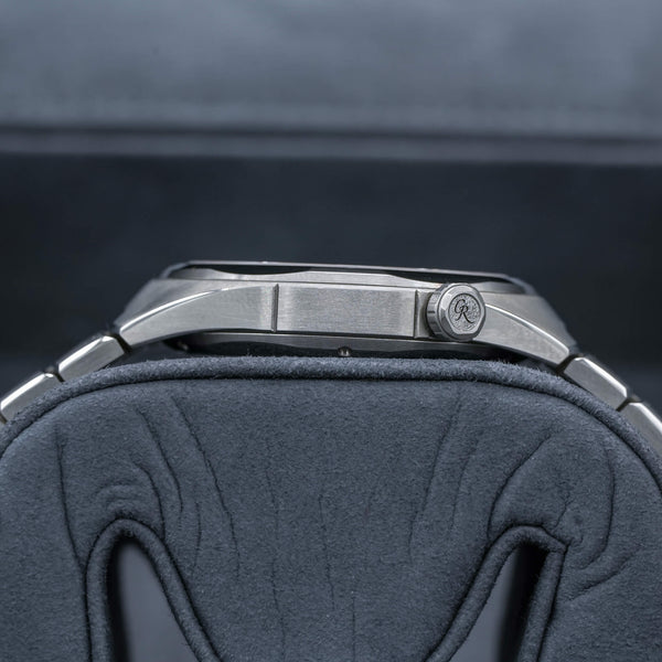 Opposite side view of Romain Gauthier C Salmon Dial MON00581 case
