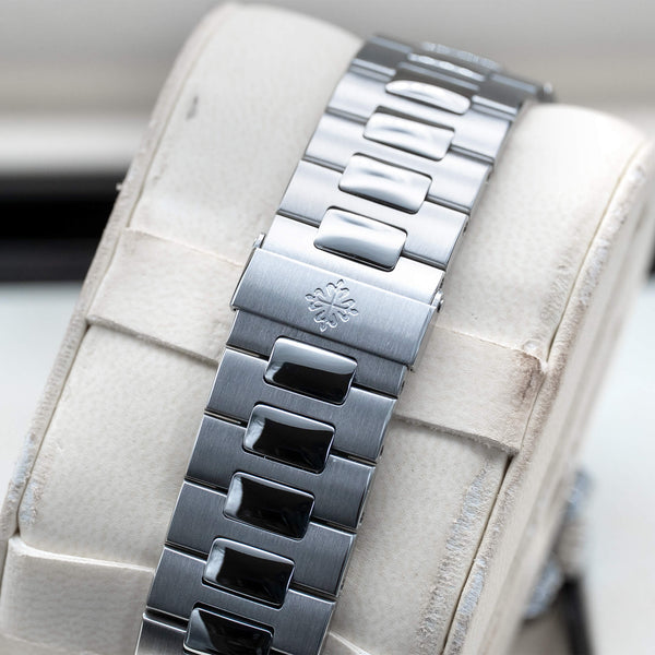 Patek Philippe Nautilus 5980/1A-001 Blue Dial strap and buckle detail