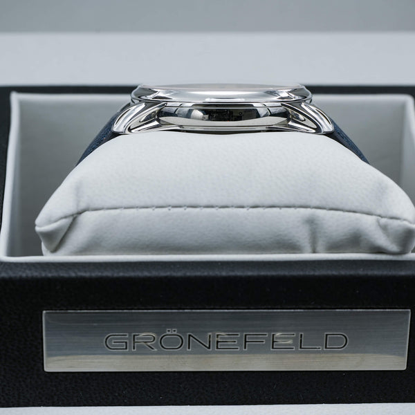 Opposite side view of Grönefeld 1941 Principia Salmon Dial case