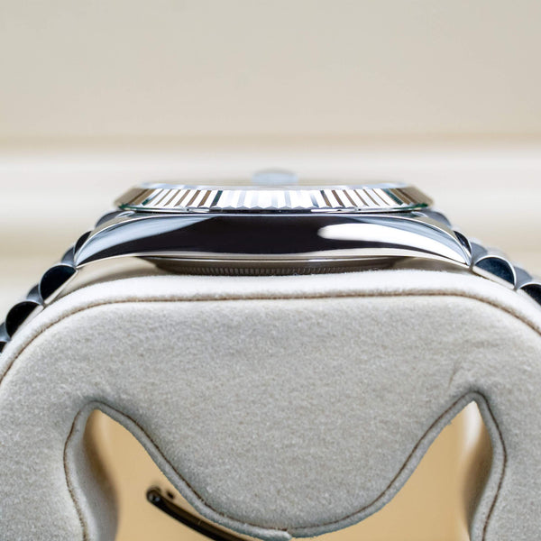 Side profile of Rolex Datejust 126334 Green Dial case