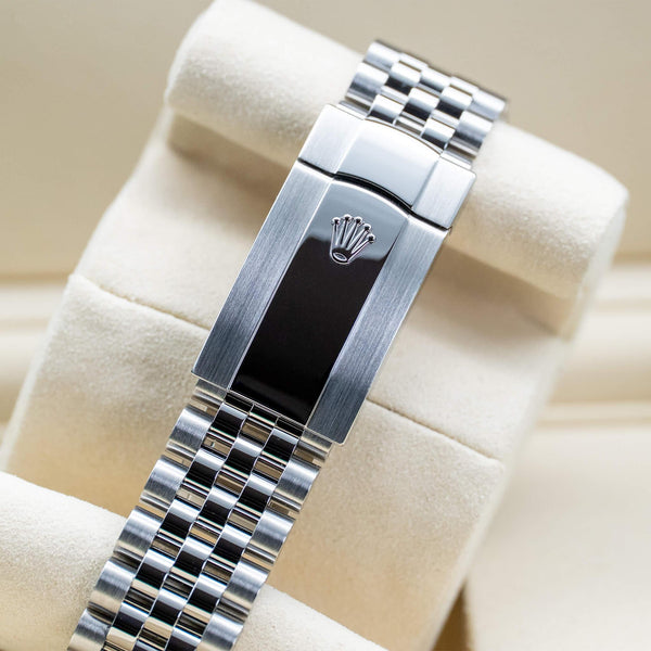 Rolex Datejust 126334 Green Dial strap and buckle detail