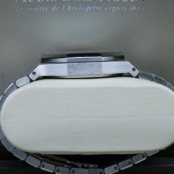 Opposite side view of Audemars Piguet Royal Oak Chronograph "Kasparov" 25860ST Blue Dial case