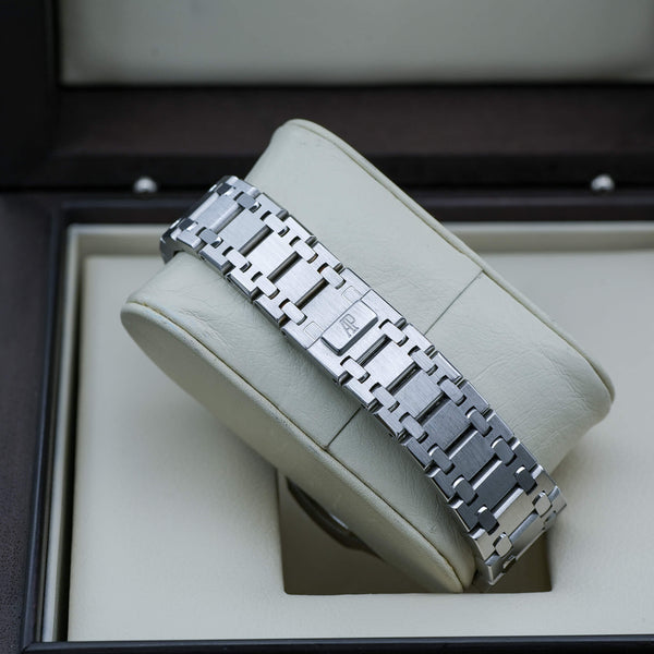 Audemars Piguet Royal Oak Chronograph "Kasparov" 25860ST Blue Dial strap and buckle detail