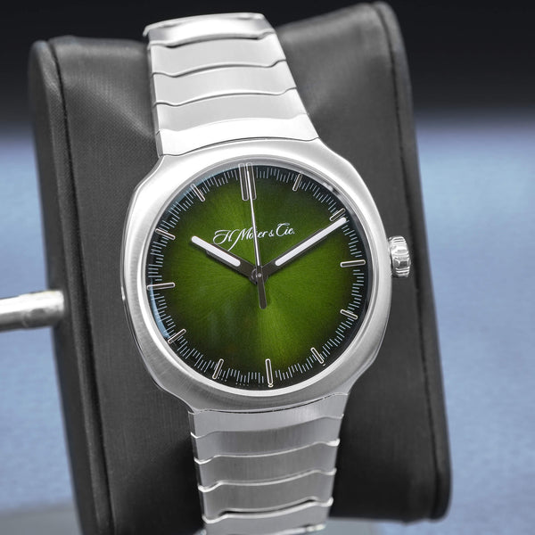 Close-up angled view of H. Moser & Cie Streamliner Centre Seconds Matrix Green 6201-1200