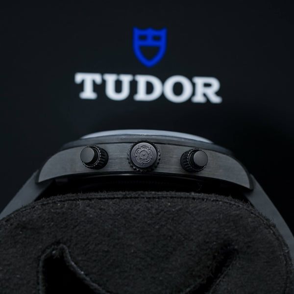 Side profile of Tudor Black Bay “Carbon 25” M79377KN case