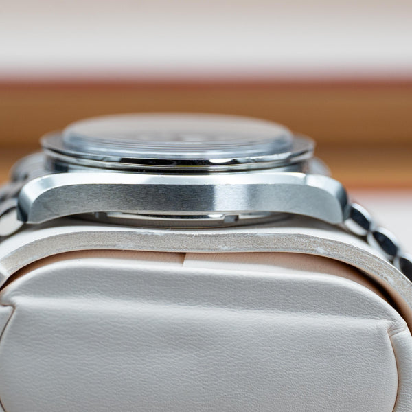 Side profile of Omega Speedmaster Chronoscope White Dial case
