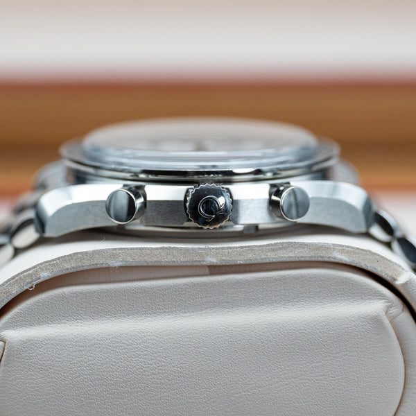Opposite side view of Omega Speedmaster Chronoscope White Dial case