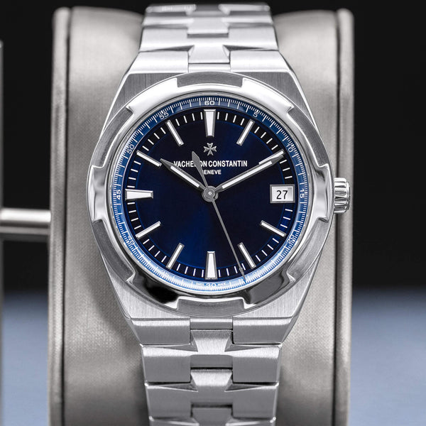Central view of Vacheron Constantin Overseas 4500V Blue Dial