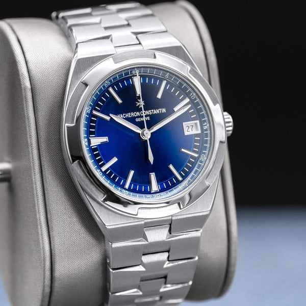 Angled view with reflection of Vacheron Constantin Overseas 4500V Blue Dial