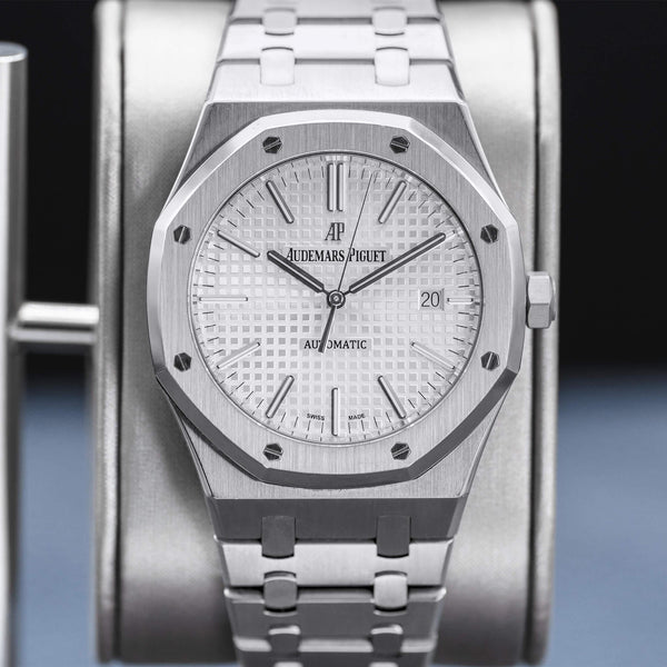 Central view of Audemars Piguet Royal Oak 15400ST White Dial