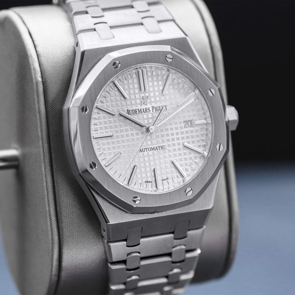 Angled view with reflection of Audemars Piguet Royal Oak 15400ST White Dial