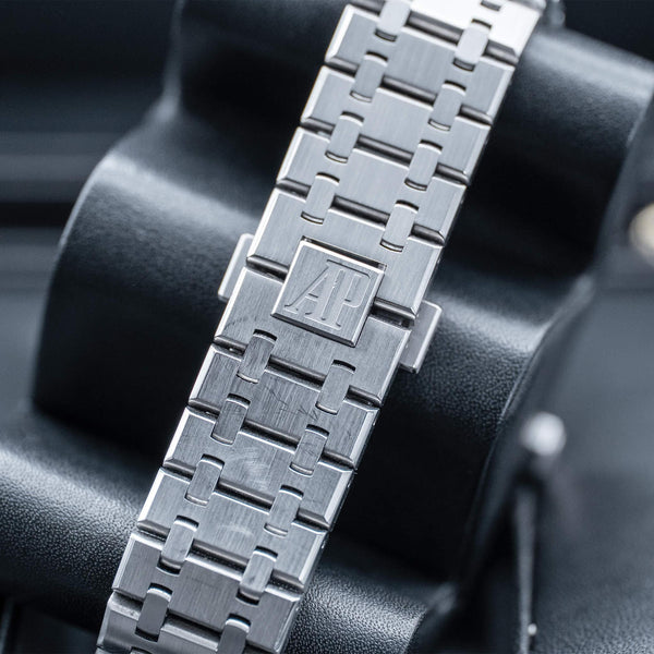 Audemars Piguet Royal Oak 15400ST White Dial strap and buckle detail