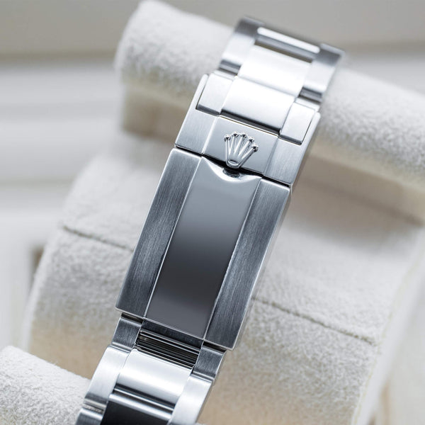 Rolex Cosmograph Daytona 116520 White Dial strap and buckle detail