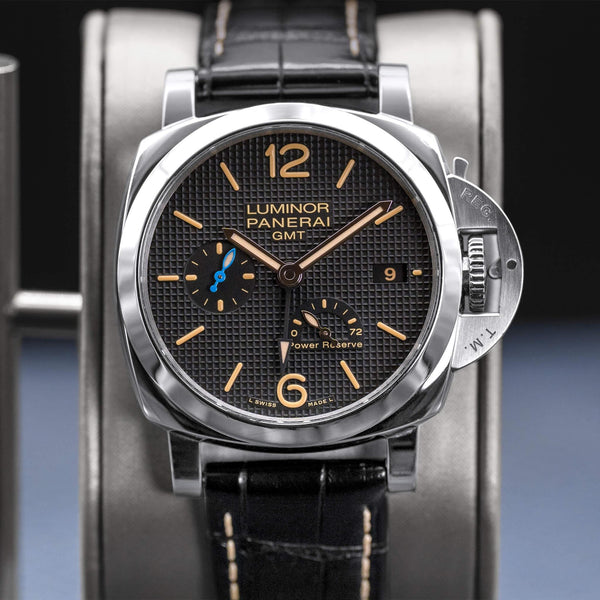 Central view of Panerai Luminor 1950 3 Days GMT PAM01537 Black Dial