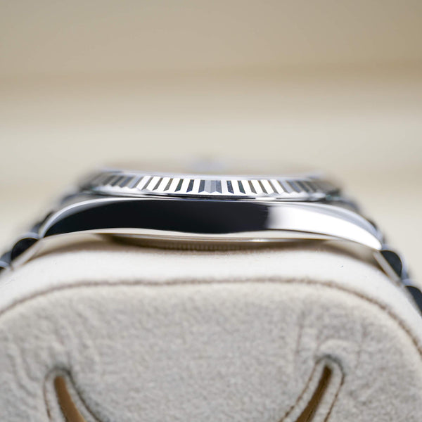 Side profile of Rolex Datejust 126334 Black Dial case