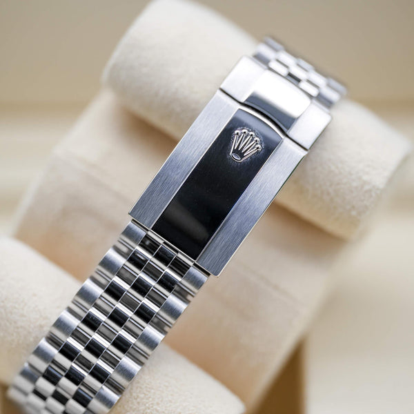 Rolex Datejust 126334 Black Dial strap and buckle detail