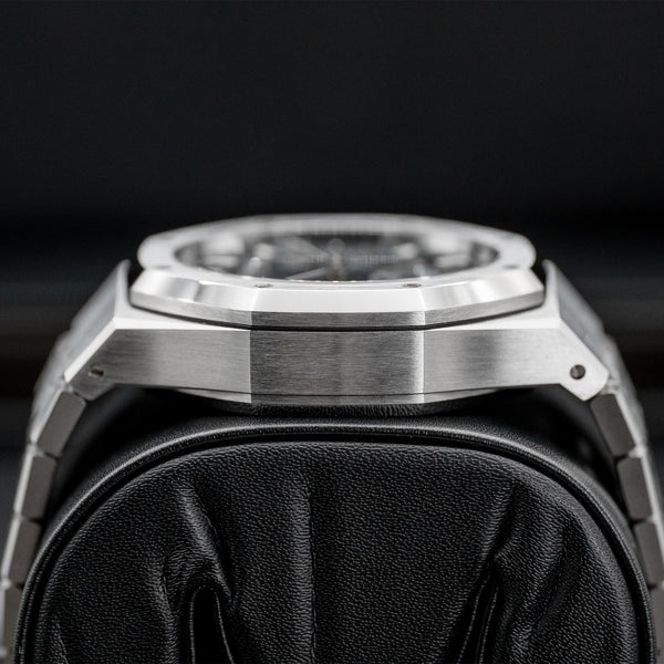 Side profile of Audemars Piguet Royal Oak Chrono 26240ST Blue Dial