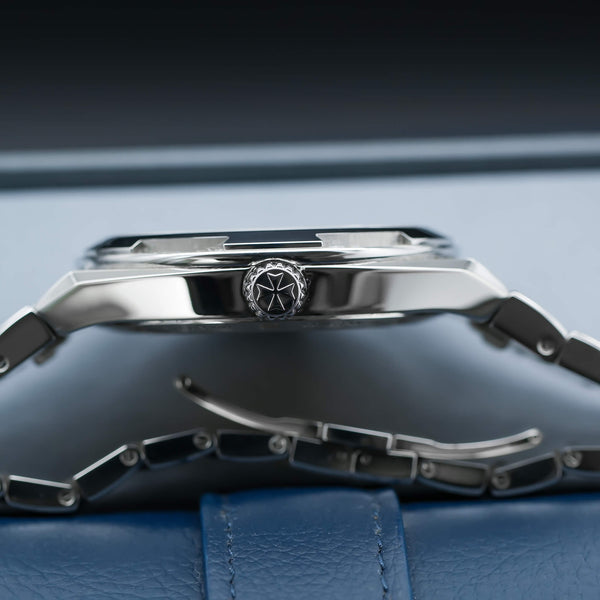 Side profile of Vacheron Constantin Overseas Moonphase Retrograde 4000V Blue Dial case