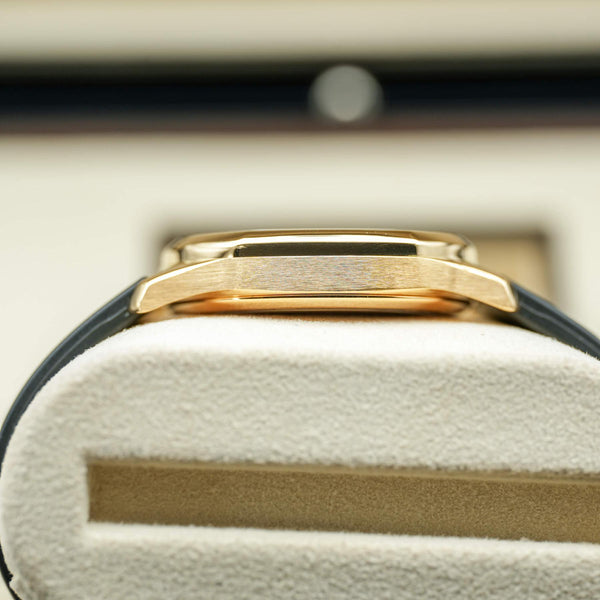 Side profile of Patek Philippe Aquanaut 5066J Yellow Gold Black Dial case
