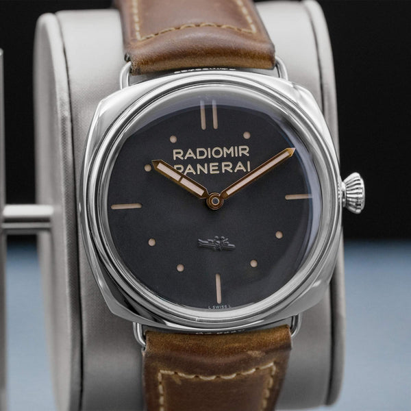 Slight angled view of Panerai Radiomir 3 Days 47mm PAM00425