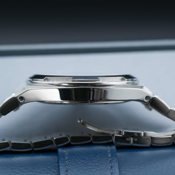 Opposite side view of Vacheron Constantin Overseas Moonphase Retrograde 4000V Blue Dial case