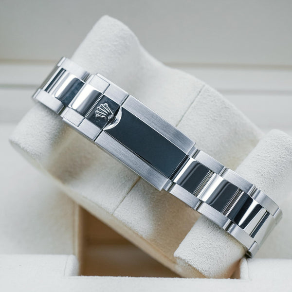 Rolex GMT-Master II 40mm 2019 strap and buckle detail