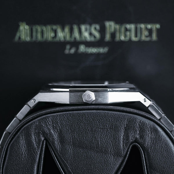 Side profile of Audemars Piguet Royal Oak 15202IP "Jumbo" Extra Thin Blue 