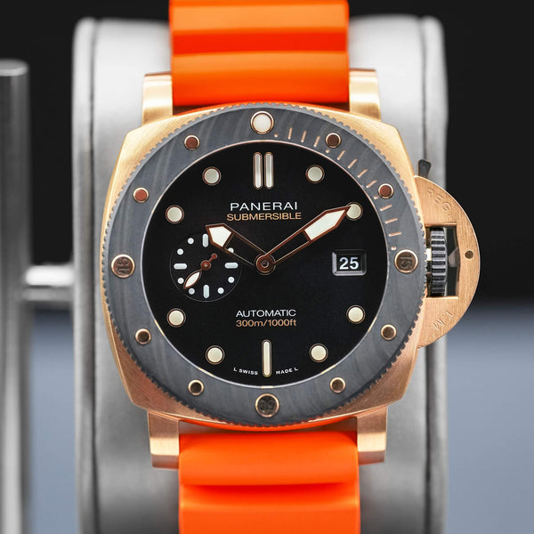 Central view of Panerai Submersible QuarantaQuattro Goldtech Orocarbo PAM02070
