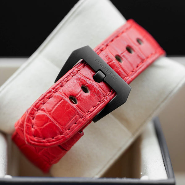 Panerai Submersible QuarantaQuattro Goldtech Orocarbo PAM02070 strap and buckle detail