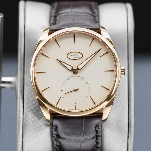 Central view of Parmigiani Fleurier Tonda 1950 Rose Gold White Dial