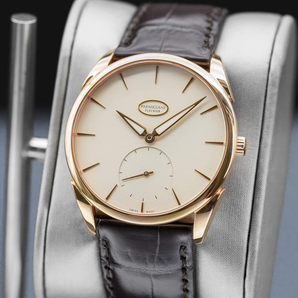 Close-up opposing view of Parmigiani Fleurier Tonda 1950 Rose Gold White Dial 