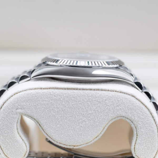 Side profile of Rolex Datejust 126334 Blue Azurro Dial
