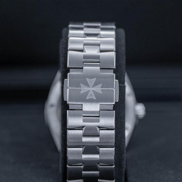 Vacheron Constantin Overseas 4500V Blue Dial strap and buckle detail
