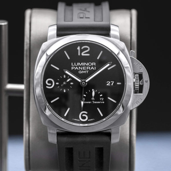 Central view of Panerai Luminor Marina PAM00321 Black Dial