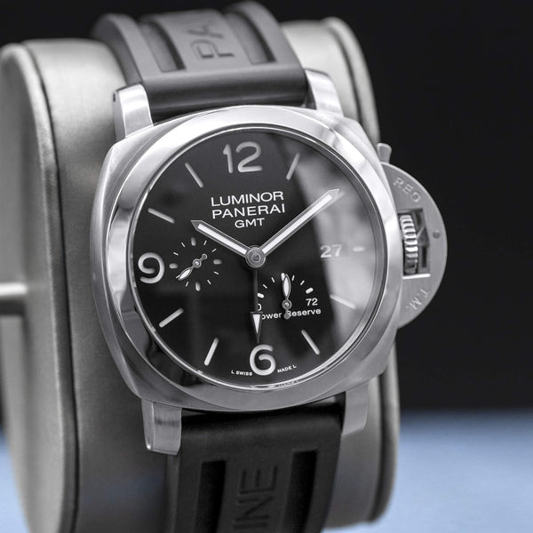 Angled view with reflection of Panerai Luminor Marina PAM00321 Black Dial