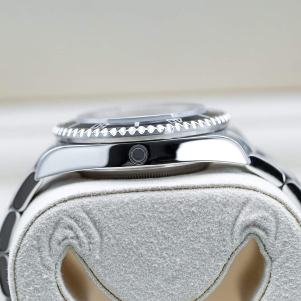 Side profile of Rolex Sea-Dweller 16600 Black Dial