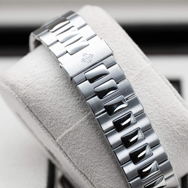 Patek Philippe Nautilus 5712/1A-001 Blue Dial 40mm 2022 Box & Papers