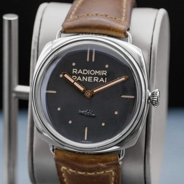 Close-up opposing view of Panerai Radiomir 3 Days 47mm PAM00425